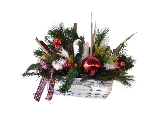 Рождественская композиция из живых цветов в корзине