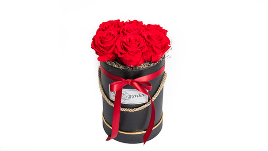 7 long lasting Red Roses in a Black/White Box
