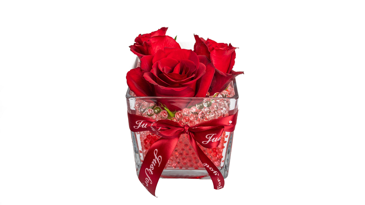 Composition With 3 Roses In a Glass Box With Gel