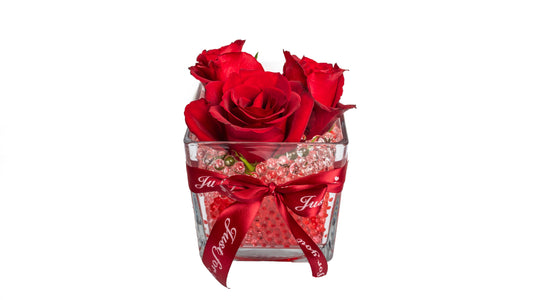 Composition With 3 Roses In a Glass Box With Gel