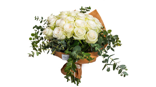 Bouquet Of White Fresh Roses Round